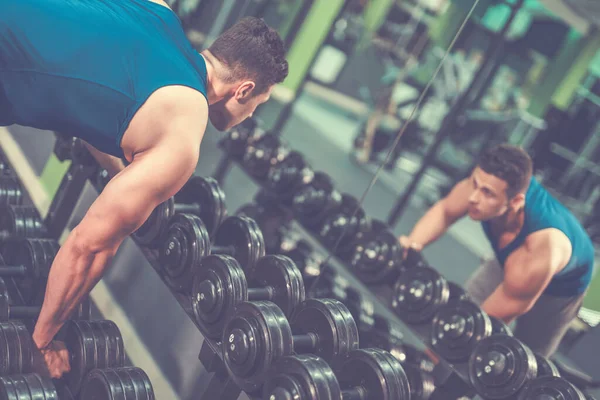 Sporcu Spor Salonunda Bir Dambıl Alır — Stok fotoğraf