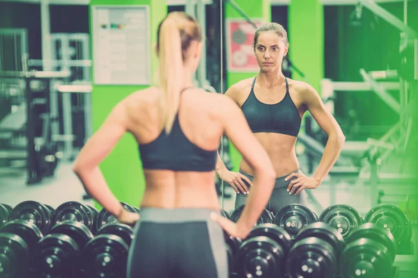 Sporcu Kadın Spor Salonunda Aynanın Önünde Duruyor — Stok fotoğraf