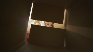 Mutlu çocuklar Noel ağacının yanındaki kutuyu açıyor.