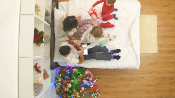 Familia Feliz Abriendo Regalos Cama Cerca Árbol Navidad Vista Desde — Vídeos de Stock