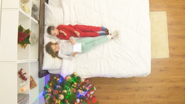 Діти Табличкою Лежали Ліжку Приймали Подарунки Вид Зверху — стокове відео