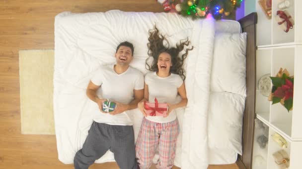 Uomo Donna Felici Con Regali Natale Saltano Sul Letto Vista — Video Stock