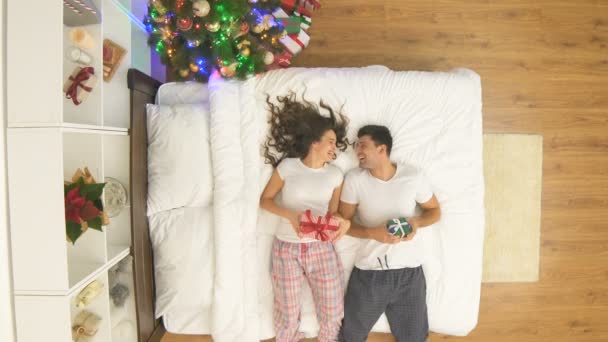 Feliz Pareja Con Regalos Navidad Salta Cama Vista Desde Arriba — Vídeo de stock