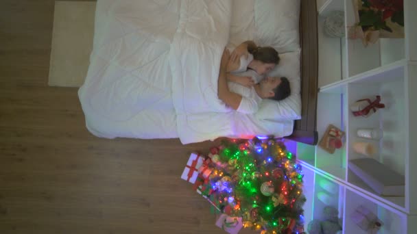 Feliz Pareja Juega Cama Cerca Del Árbol Navidad Vista Desde — Vídeos de Stock