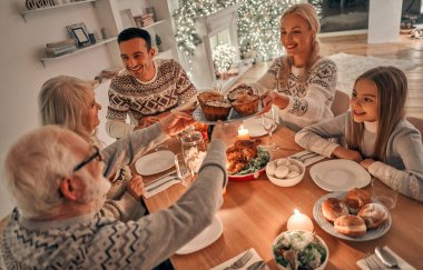 Aile Noel yemeği yiyor.