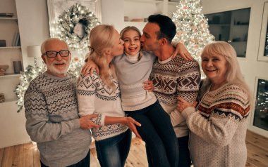 Noel ağacının yanında duran güzel aile