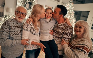 Noel ağacının yanında duran güzel aile