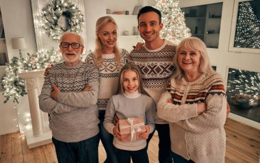 Noel ağacının yanında duran güzel aile