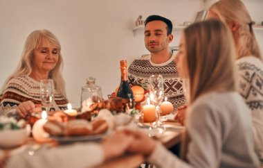 Aile Noel masasında dua ediyor.