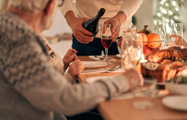 Mannen Fyller Ett Glas Ovanför Bordet — Stockfoto