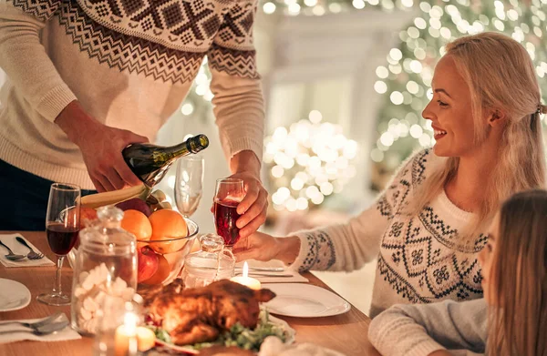 Homem Enche Copo Vinho Uma Mulher Feliz — Fotografia de Stock