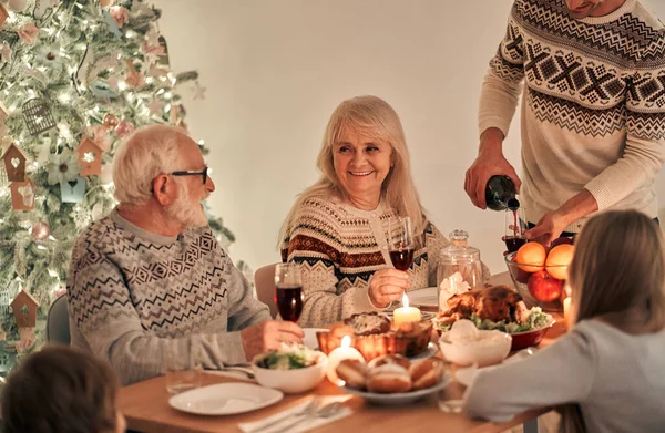 Mannen Fyller Vinglas Ovanför Festbordet — Stockfoto