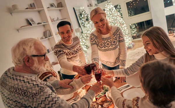 Den Lyckliga Familjen Klinkar Glasögon Ovanför Julbordet — Stockfoto
