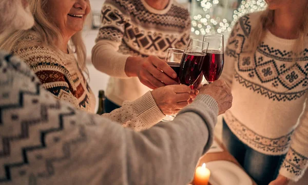 Família Feliz Clink Copos Vinho — Fotografia de Stock