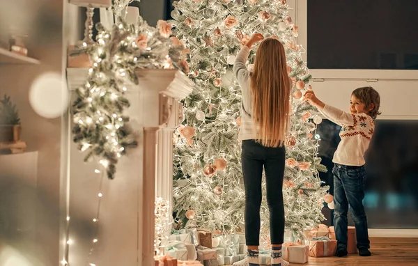 Der Kleine Junge Und Das Mädchen Schmücken Einen Weihnachtsbaum — Stockfoto