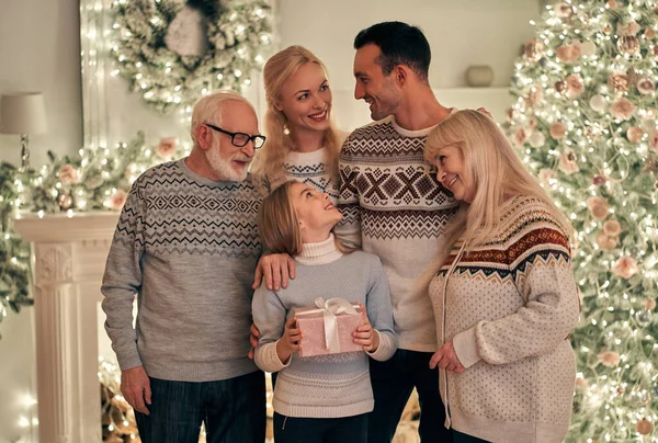 Die Glückliche Familie Auf Dem Weihnachtsbaum — Stockfoto