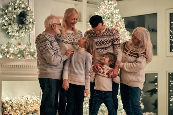 Beautiful Family Standing Christmas Tree Background — Stock Photo, Image