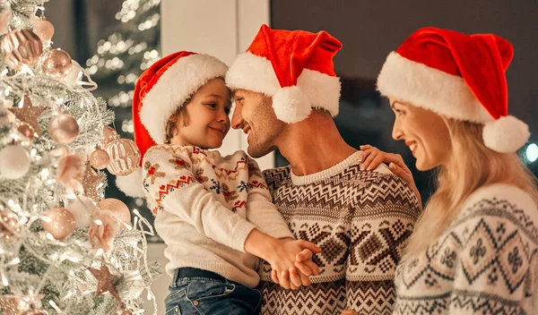 Der Glückliche Junge Mit Den Eltern Auf Dem Weihnachtsbaum — Stockfoto