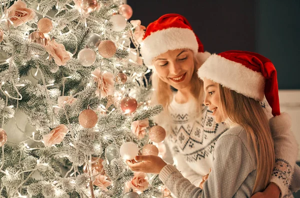 Glückliche Mutter Und Tochter Schmücken Den Weihnachtsbaum — Stockfoto