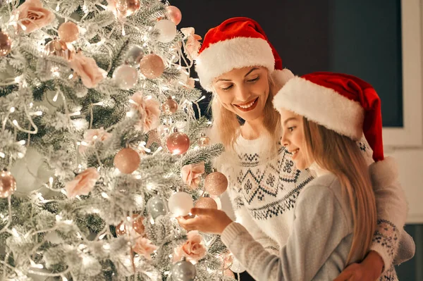 Mutter Und Tochter Schmücken Den Weihnachtsbaum — Stockfoto
