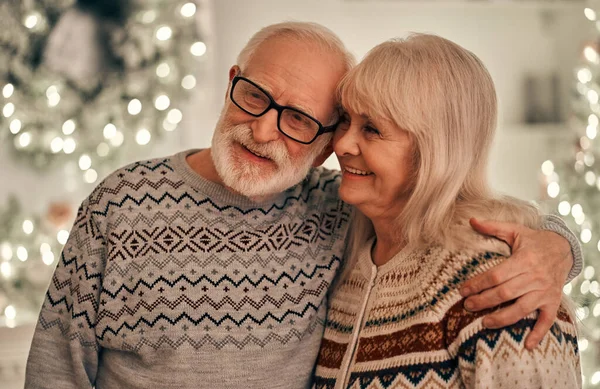 Feliz Pareja Ancianos Pie Sobre Fondo Del Árbol Navidad — Foto de Stock