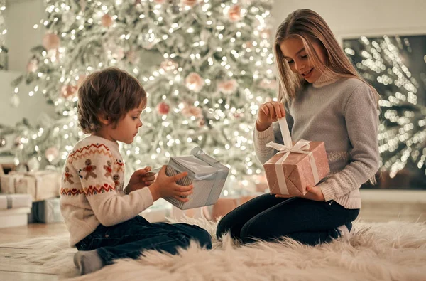 Die Schönen Kinder Mit Geschenken Sitzen Auf Dem Fußboden — Stockfoto