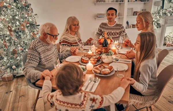 Familjen Som Ber Vid Julbordet — Stockfoto