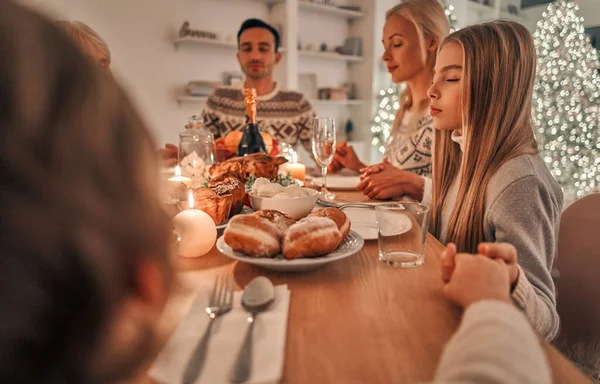 Familjen Sitter Vid Julbordet Och Ber — Stockfoto