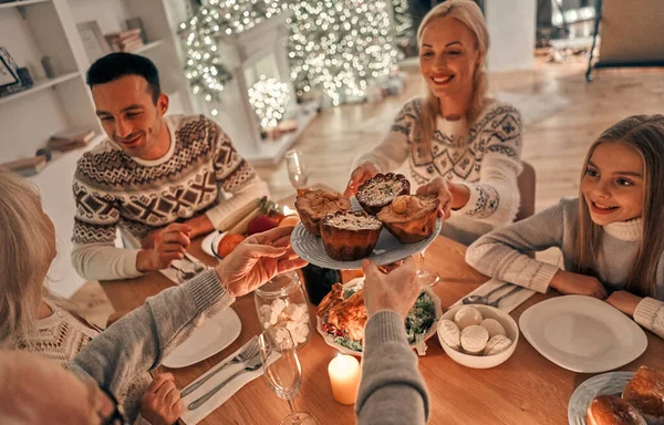 Família Feliz Que Tem Jantar Natal — Fotografia de Stock