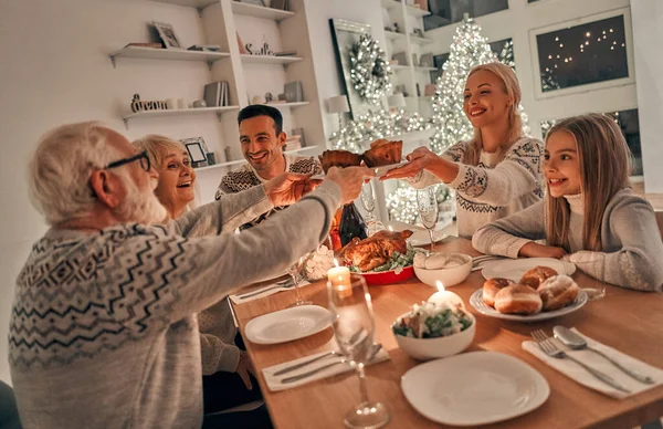 Família Feliz Que Tem Jantar Natal — Fotografia de Stock