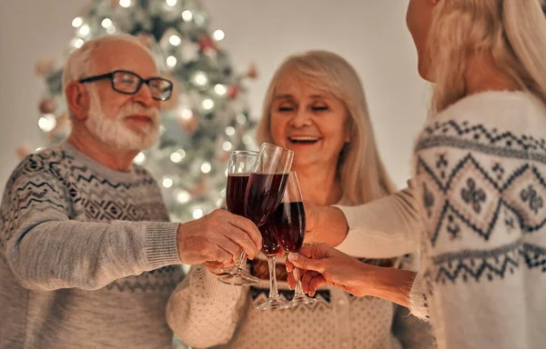 Família Feliz Clink Copos Vinho — Fotografia de Stock