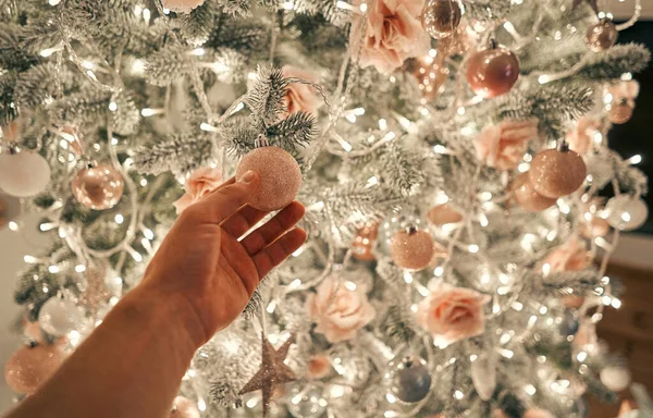 Hand Die Kerstboom Versiert — Stockfoto