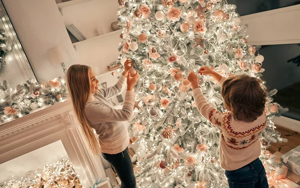 Das Kleine Mädchen Und Der Junge Schmücken Den Weihnachtsbaum — Stockfoto
