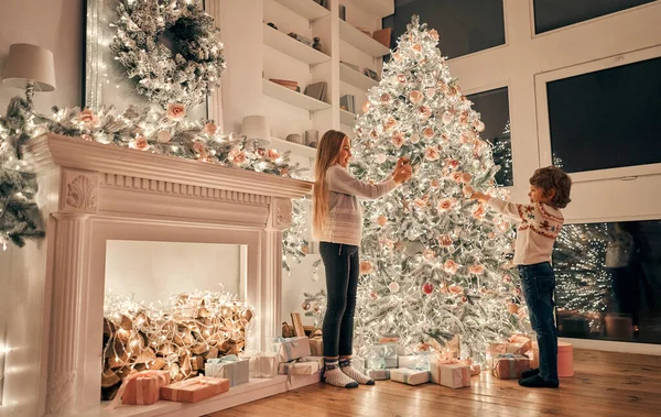 Das Kleine Mädchen Und Der Junge Schmücken Den Weihnachtsbaum — Stockfoto