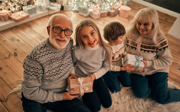 Avós Felizes Que Dão Presentes Crianças — Fotografia de Stock
