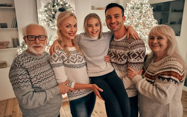 Família Feliz Que Está Perto Árvore Natal — Fotografia de Stock