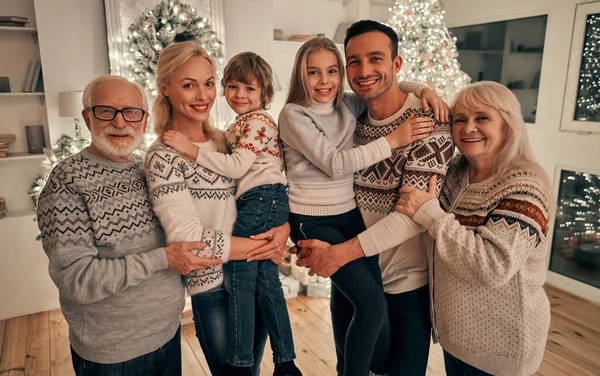 Família Feliz Que Está Perto Árvore Natal — Fotografia de Stock