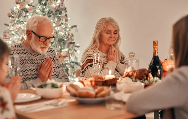 Bela Família Rezando Mesa Natal — Fotografia de Stock