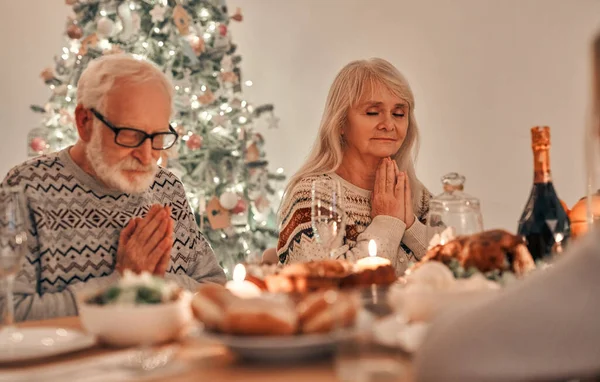 Bela Família Rezando Mesa Natal — Fotografia de Stock