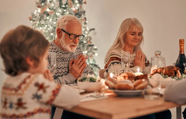 Família Feliz Rezando Mesa Natal — Fotografia de Stock