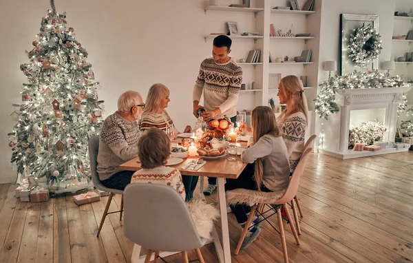 Bela Família Jantando Fundo Árvore Natal — Fotografia de Stock