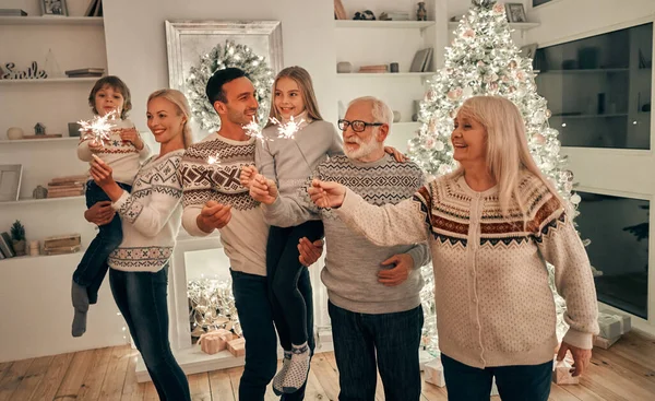 Família Com Faíscas Perto Árvore Natal — Fotografia de Stock