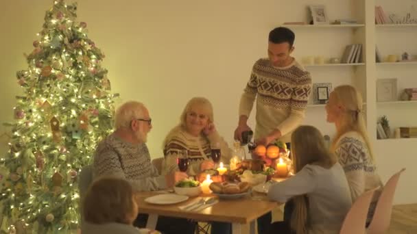 Famiglia Che Festeggia Hristmas Tavola — Video Stock