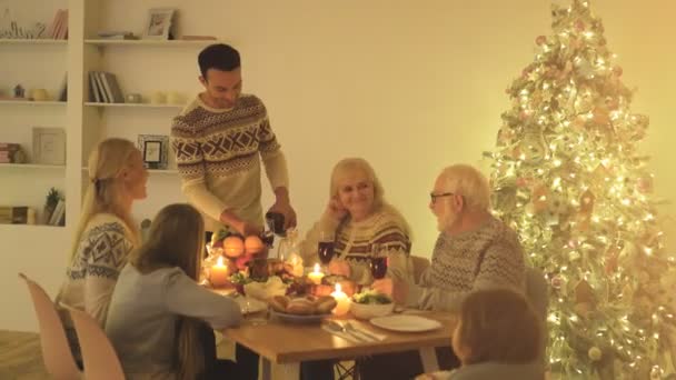Ευτυχισμένη Οικογένεια Γιορτάζει Χριστούγεννα Στο Τραπέζι — Αρχείο Βίντεο