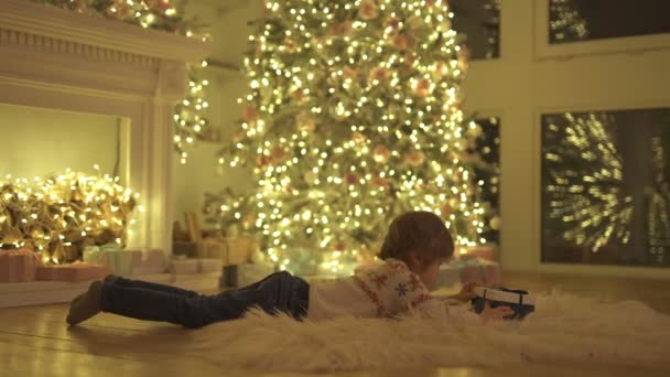 Маленький Хлопчик Підлозі Відкриває Подарункову Коробку — стокове відео