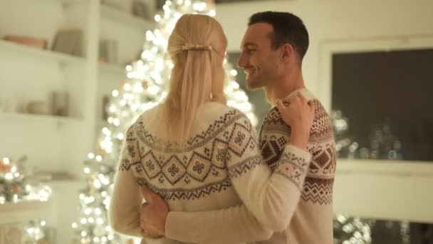 Het Gelukkige Paar Knuffelt Bij Kerstboom — Stockvideo