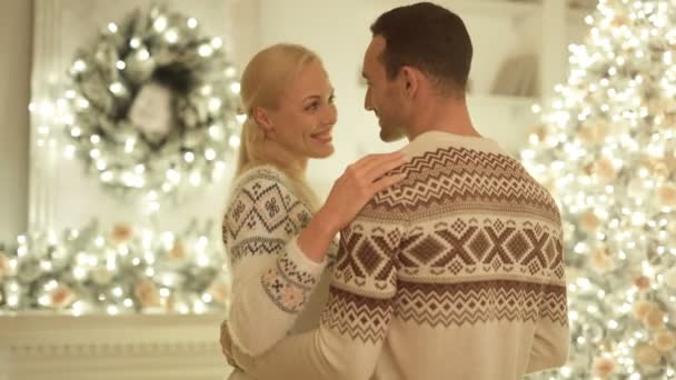 Hombre Feliz Una Mujer Abrazos Cerca Del Árbol Navidad — Vídeos de Stock