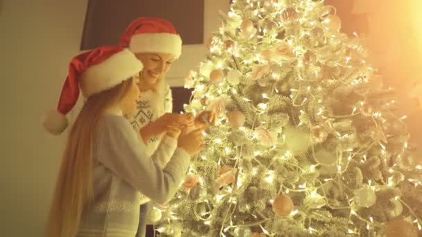 Madre Felice Figlia Decorano Albero Natale — Video Stock