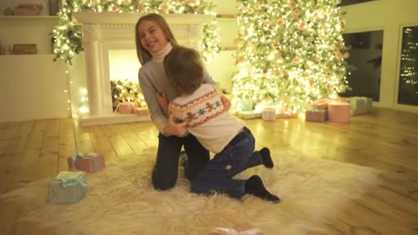 女の子と男の子が床で遊んでいる — ストック動画