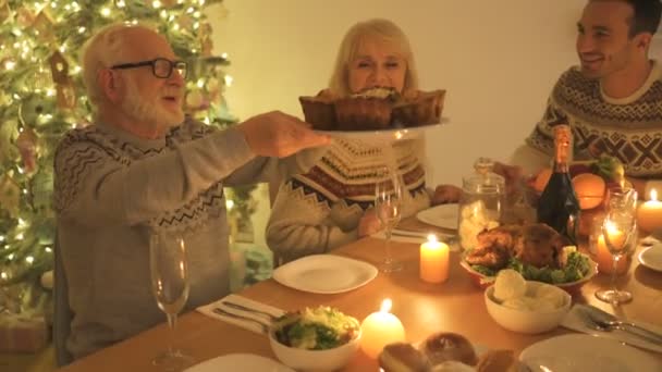 Familia Feliz Está Cenando Fondo Del Árbol Navidad — Vídeos de Stock
